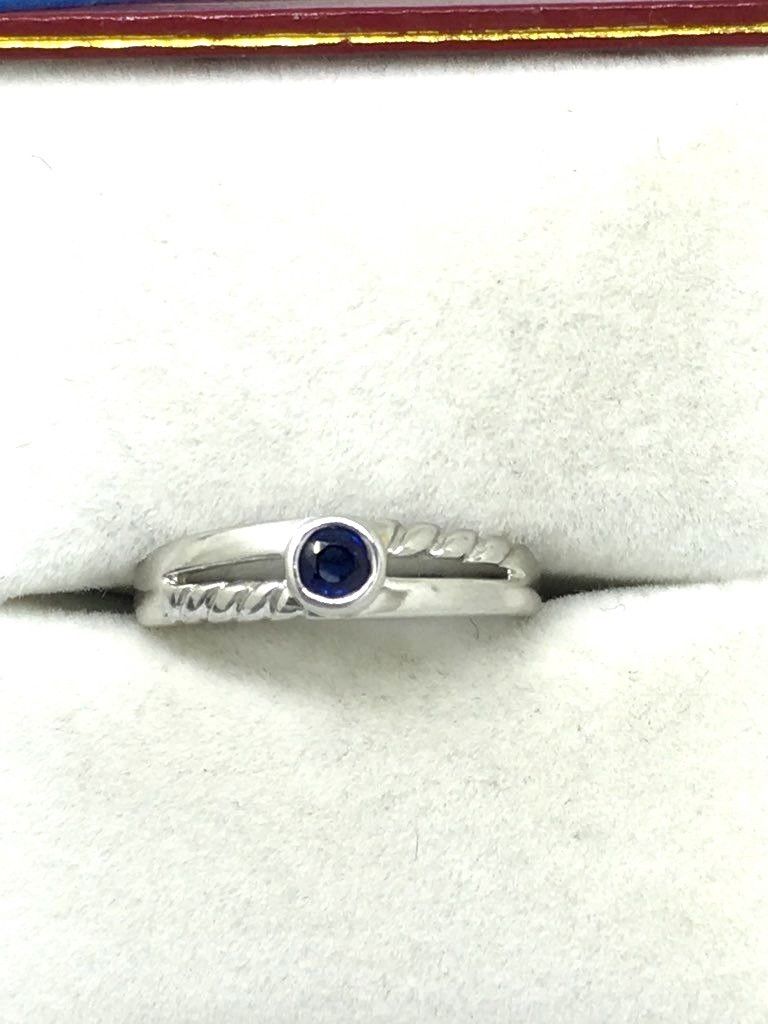 14K white gold and Genuine Round Sapphire Ring $400 NWT Size 6 3/4